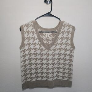 Jessica Simpson Beige and Cream Houndstooth Sweater Vest